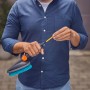 Gardena Cleansystem Handbürste Hard M mit Schlauchanschluss in Anthrazit im Einsatz.