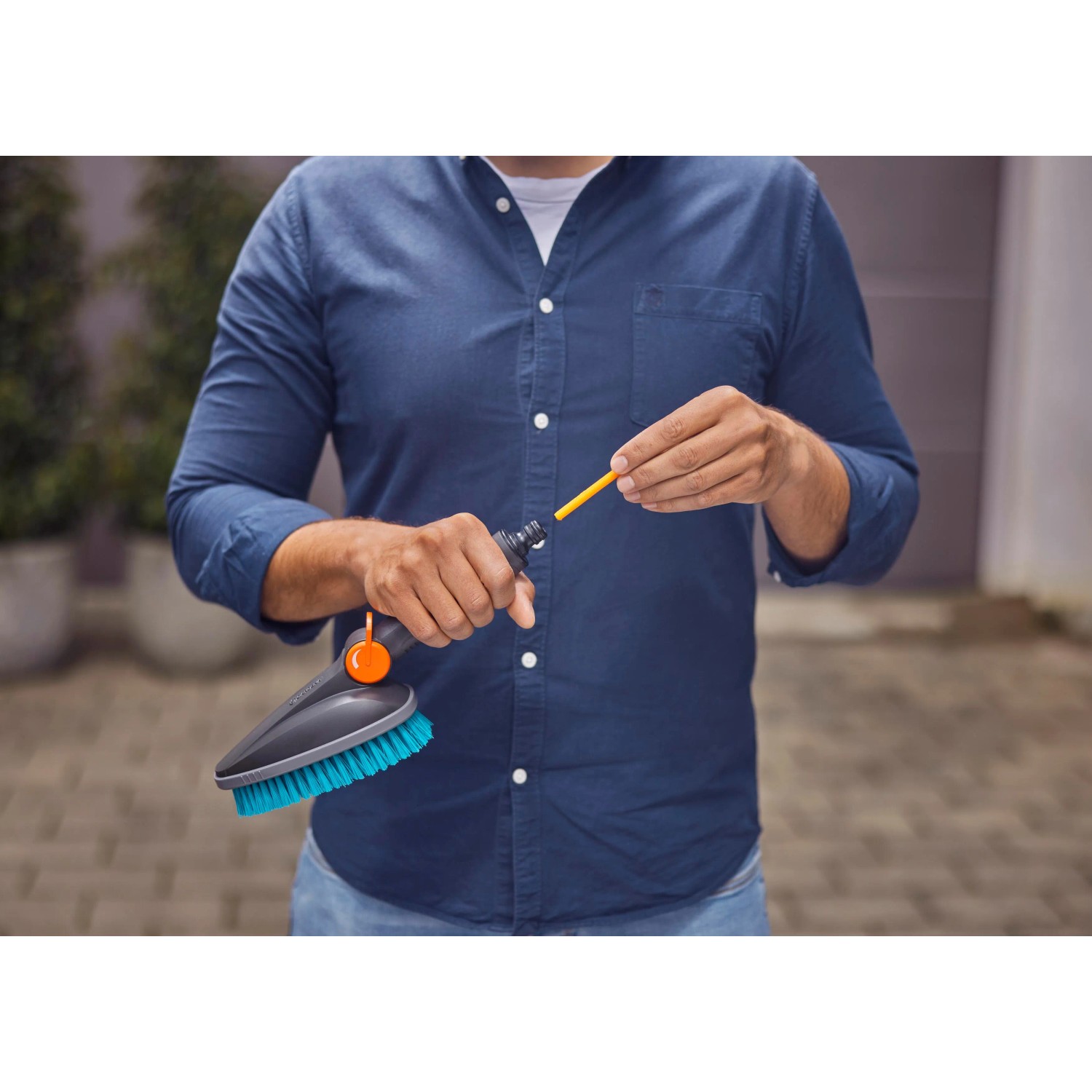 Gardena Cleansystem Handbürste Hard M mit Schlauchanschluss in Anthrazit im Einsatz.