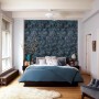 Schlafzimmer mit Komar Fototapete Vlies Botanique Bleu, florales Muster, 300x280 cm.