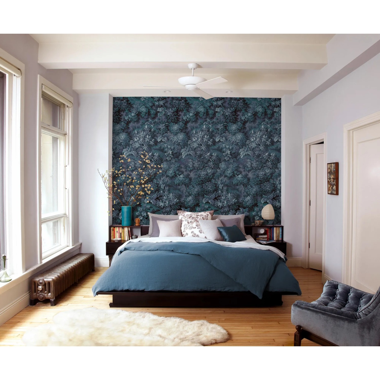 Schlafzimmer mit Komar Fototapete Vlies Botanique Bleu, florales Muster, 300x280 cm.
