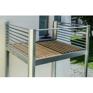 Designbalkon mit Holzfußboden und Lamellengeländer, 288x200x290cm. Einfache Montage.