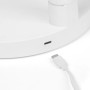 Detailaufnahme: Weißer Beldray Standventilator mit USB-Anschluss.