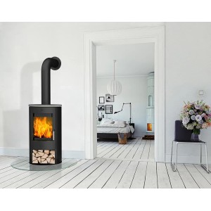 Schwarzer Fireplace Zaria Kaminofen mit Specksteinverkleidung und Holzscheiten im Brennraum.