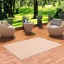 Terrakottafarbener Pergamon In & Outdoor Teppich Ottawa, 140x200 cm, auf einer Terrasse.