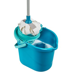 Leifheit Power Mop 3 in 1 Ersatzkopf im Eimer mit Wasser und Schaum.