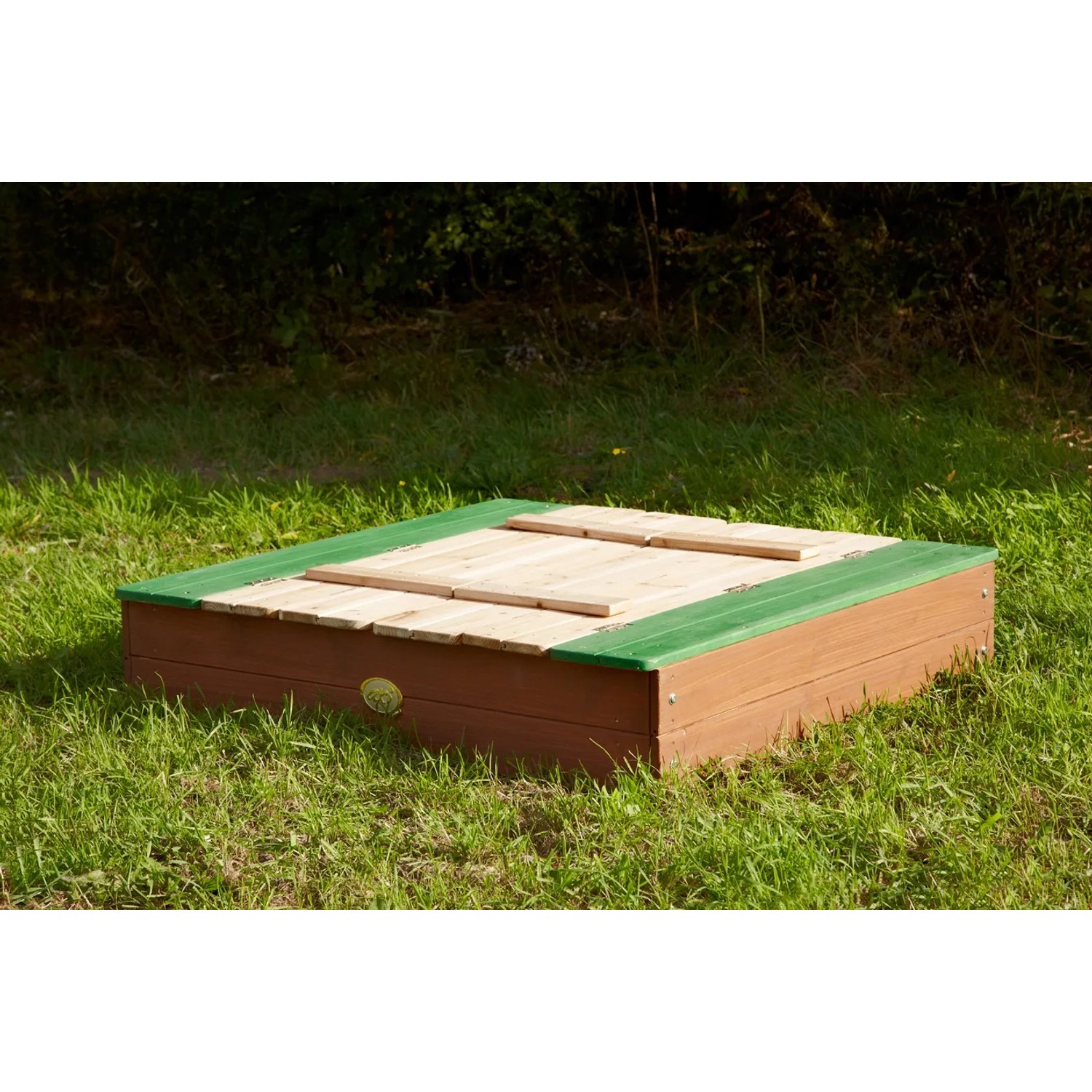 Geschlossener, braun-grüner Axi Ella Sandkasten aus Holz mit Deckel im Garten.