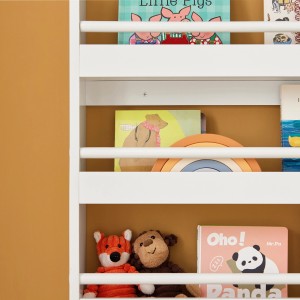 Weißes SoBuy Kinderregal KMB08-K-W mit Büchern und Spielzeug in 4 Fächern.