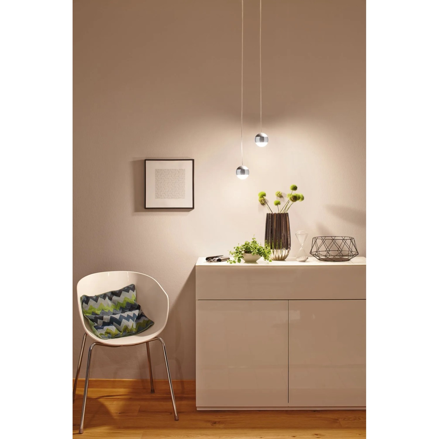 Weiße Paulmann URail LED Pendelleuchte Capsule II, 6W, dimmbar, als Teil eines Schienensystems.