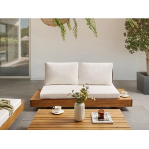 Beliani Gartensofa, helles Holz mit weißen Kissen, 2-Sitzer für Terrasse oder Balkon.