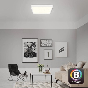 Weiße, smarte Brilo WiFi LED Deckenleuchte Slim, 42x42cm, mit App und Sprachsteuerung im Wohnraum.