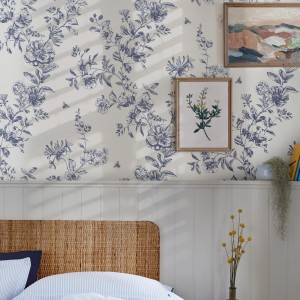 Joules Vliestapete Honey Floral, weiß-blaue Blumentapete mit Bienenmuster für Wohnräume.