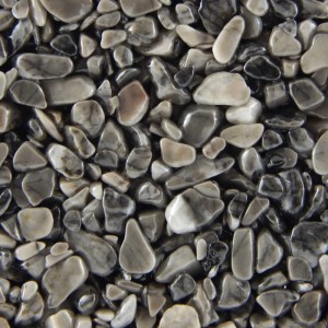 Nahaufnahme von Terralith Marmor Steinteppich Grigio Due. Gerundete, dunkelgraue Natursteine für Außenbereiche.