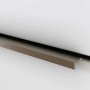 Detailaufnahme: Held Möbel Monza Waschbeckenunterschrank, matt weiß mit Edelstahlgriff.
