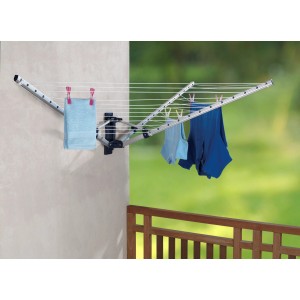 Wenko Wand-Wäschespinne aus Aluminium mit Wäsche an der Wand montiert.