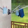 Wenko Wand-Wäschespinne aus Aluminium mit Wäsche an der Wand montiert.