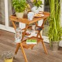 Rechteckiger, naturfarbener Siena Garden Klapptisch Caruna aus Holz, 45x70 cm, dekoriert im Außenbereich.