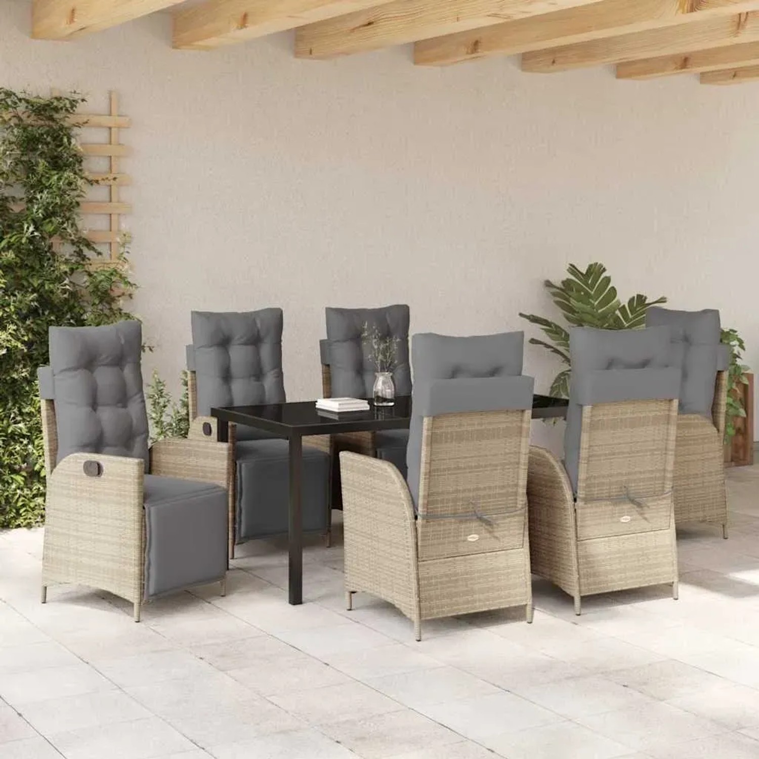 7-teilige Garten Essgruppe aus beigem Poly Rattan mit verstellbaren Stühlen und Tisch mit Glasplatte.
