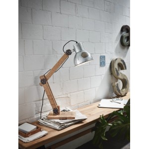 Grau-braune Eglo Tischleuchte Frizington im Industrial Design auf einem Schreibtisch.