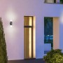 Anthrazitfarbene Trio Hoosic Außenwandleuchte mit Bewegungsmelder, 2-flammig, an Hauswand.