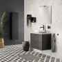 Tiger Tune Seifenspender, gebürstetes Metall in Schwarz, im modernen Badezimmer.