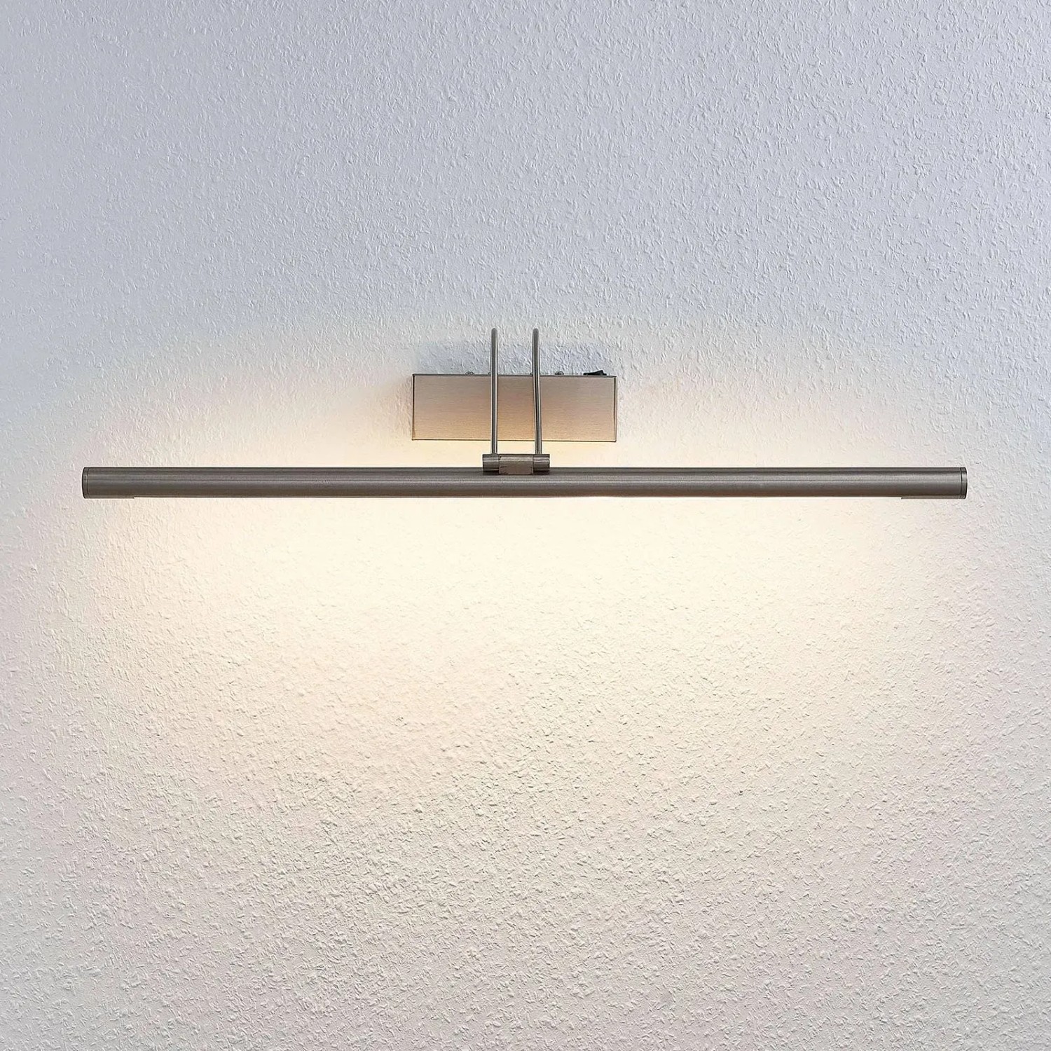 Moderne Lindby LED Wandlampe Mailine aus Alu, ideal zur Bilderbeleuchtung im Wohnzimmer.