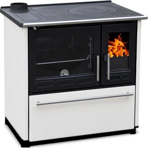 Weißer Plamen Küchenofen Holzherd 850 mit Glas, linker Ausführung, 8 kW, mit Pizza im Ofen und Topf auf der Herdplatte.