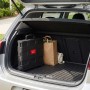 Schwarzer klappbarer Einkaufstrolley aus Kunststoff und Aluminium, platzsparend im Kofferraum verstaut.