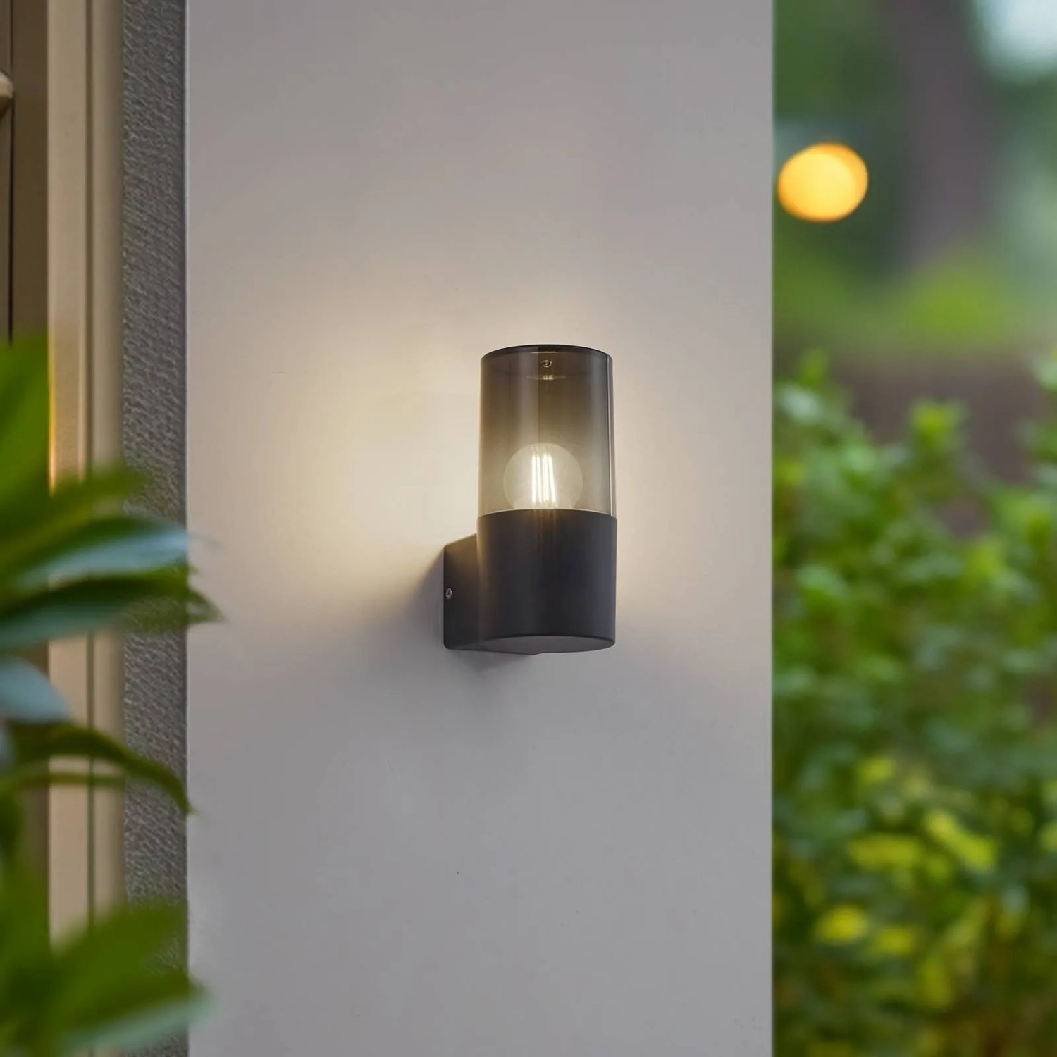 Moderne Lindby Außenwandleuchte Heulo in Schwarz aus Aluminium, spritzwassergeschützt.