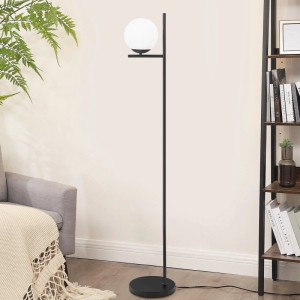 Schwarze moderne Stehlampe mit weißem Glaskugel-Schirm. Elegante Metall-Innenleuchte für Wohnräume.