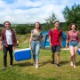 Campingaz Kühlbox 5QT: Gruppe junger Leute beim Campen mit blauer Kühlbox.
