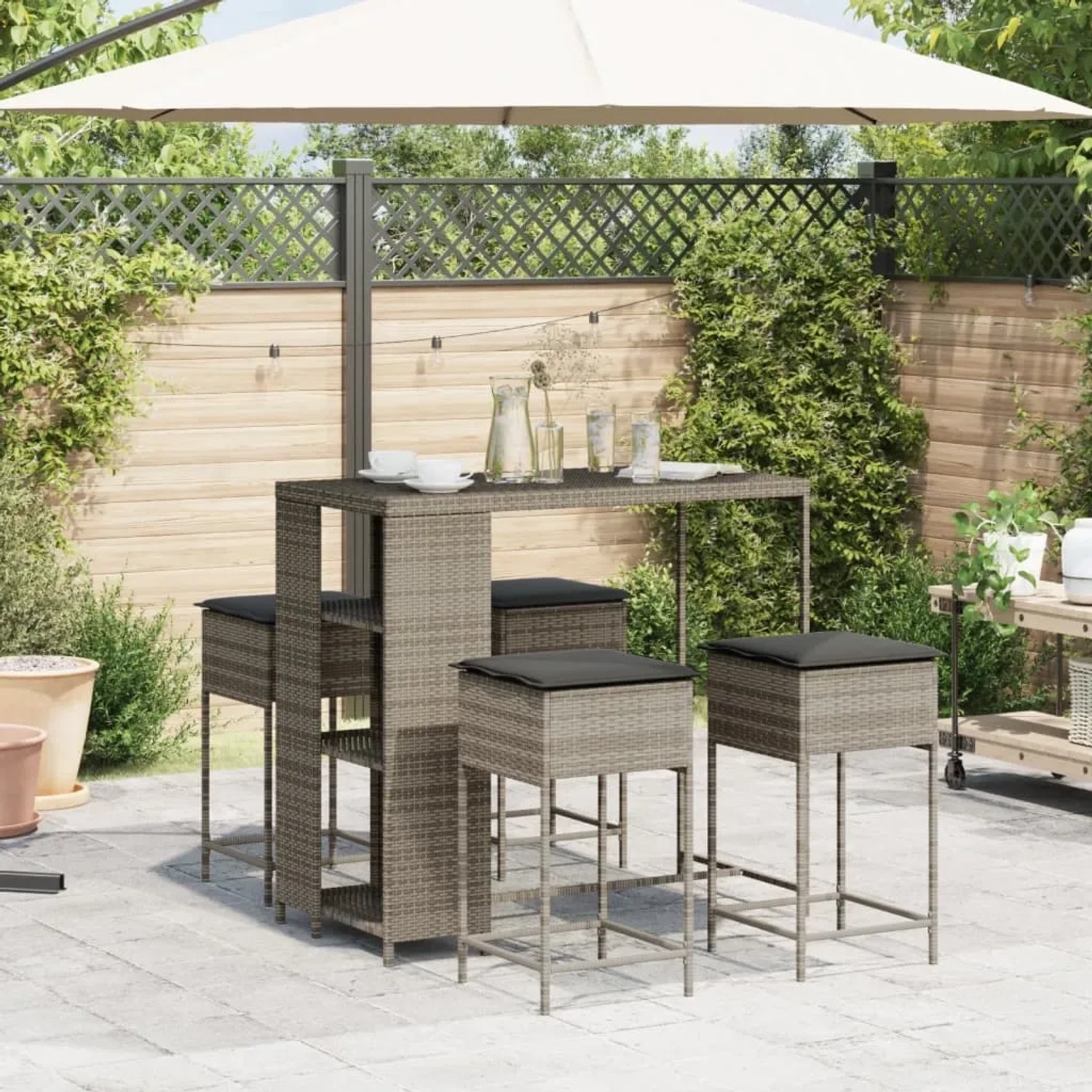 Graues 5-tlg. vidaXL Gartenbar-Set aus Polyrattan mit Tisch, 4 Hockern und Kissen.