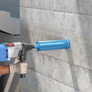Blaue Wiltec Diamantbohrkrone bohrt mit Kernbohrmaschine in Betonwand. Nassbohrung für präzise Löcher.
