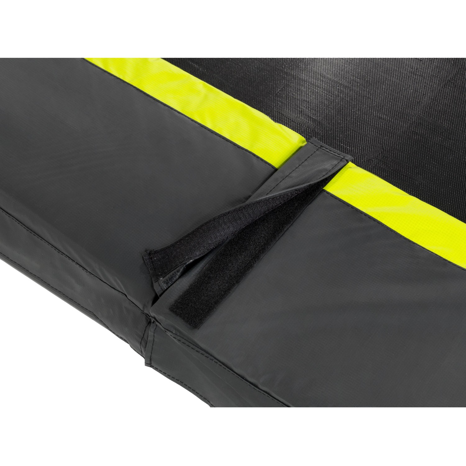 Detailaufnahme: Schwarzes EXIT Silhouette Trampolin D427cm mit gelbem Rand und Klettverschluss.