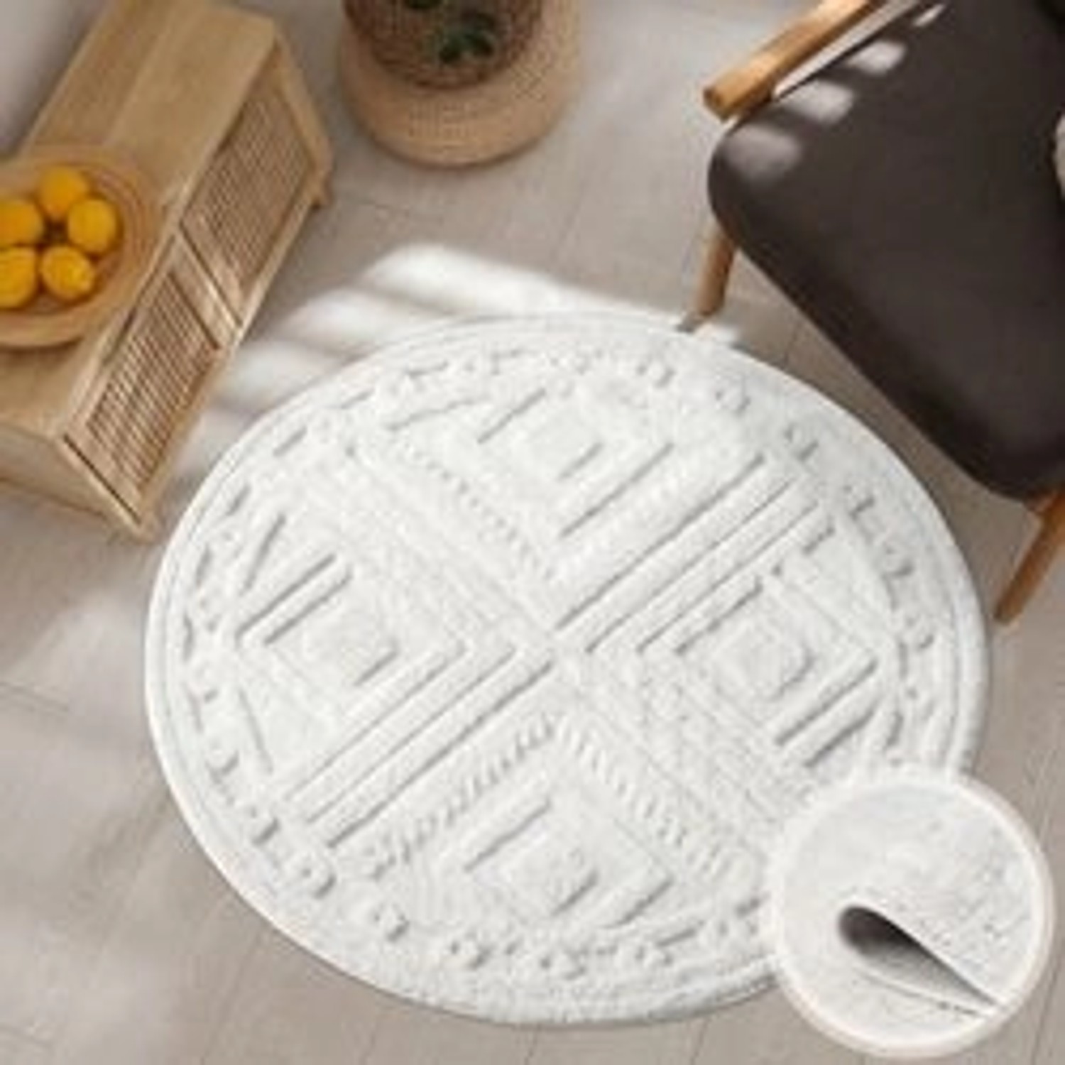 Runder, pastellcremefarbener Hochflor Teppich Nara mit Rautenmuster, 200x200 cm.