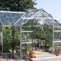 Vitavia Gewächshaus Sirius mit Alu-Rahmen, ESG-Verglasung und Fundament im Garten.