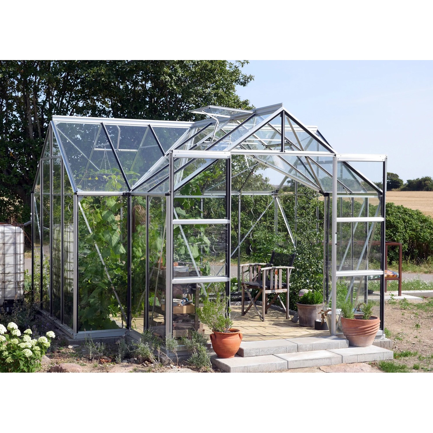 Vitavia Gewächshaus Sirius mit Alu-Rahmen, ESG-Verglasung und Fundament im Garten.