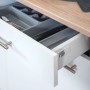 Offene Schublade der Respekta Küchenzeile KB280ESWC in Weiß-Eiche Sägerau mit Besteckkasten.