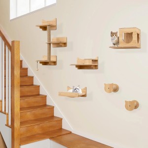 Wand-Katzenbaum aus Naturholz mit 6 Teilen, Kratzstamm, Katzenhaus, Plattformen und Hängematte. Zwei Katzen spielen.