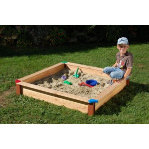 Gaspo Sandkasten 115x115 cm aus Naturholz mit bunten Ecken und Kind beim Spielen im Garten.