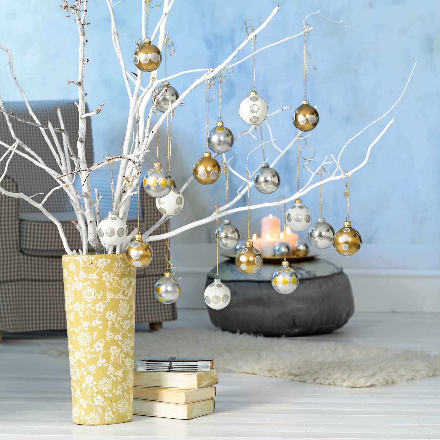 Dekorative Äste mit silbernen und goldenen Marabu Hochglanz-Weihnachtskugeln.