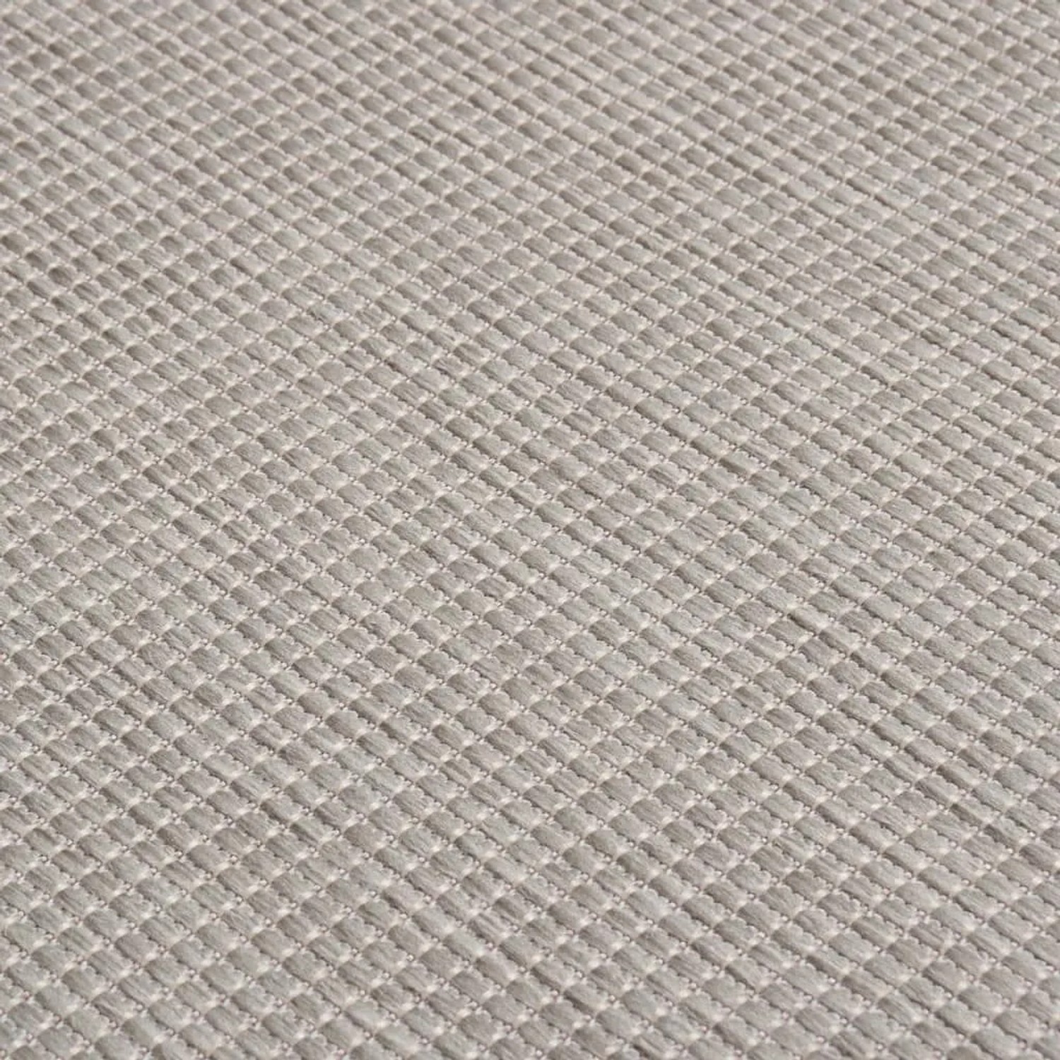 Detailaufnahme: Hellgrauer Outdoor-Teppich (100x200 cm) mit flachem Gewebe.
