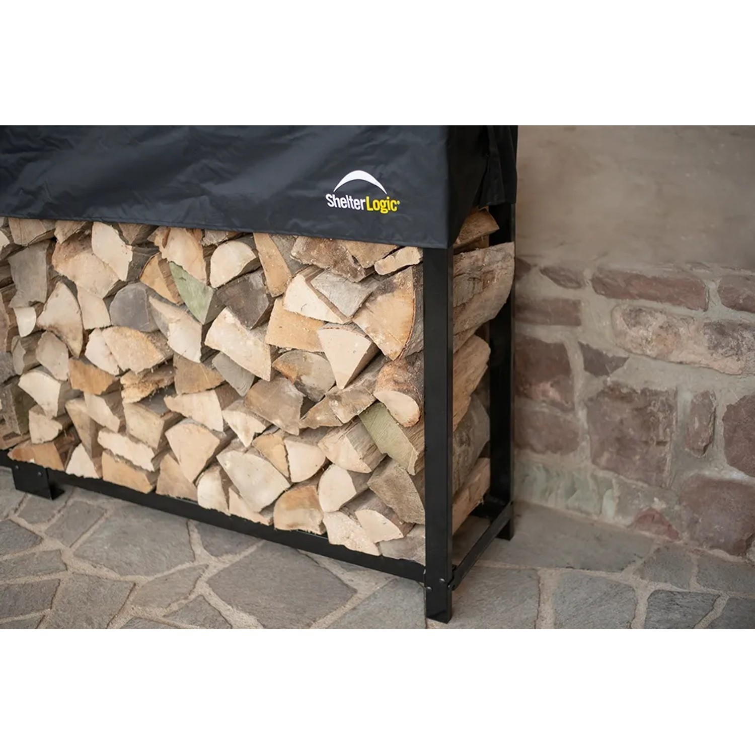 ShelterLogic Kaminholzregal mit Wetterschutz, gefüllt mit Holzscheiten.