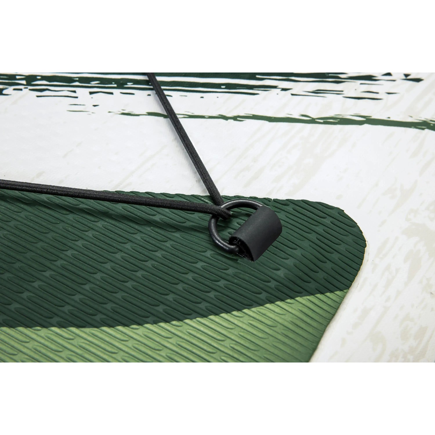 Detailaufnahme: Bestway Hydro-Force SUP River Board, grüne Anti-Rutsch-Fläche mit Seilbefestigung.