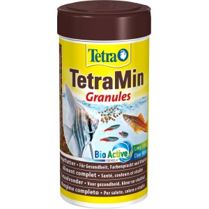 Tetra Min Granules 250ml Fischfutter für Zierfische im gelben Behälter mit Fischen.