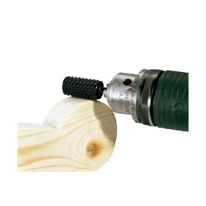 LUX Fräsersatz im Einsatz: Fräser bearbeitet Holz mit Bohrmaschine. Ideal für Holz- und Metallbearbeitung.