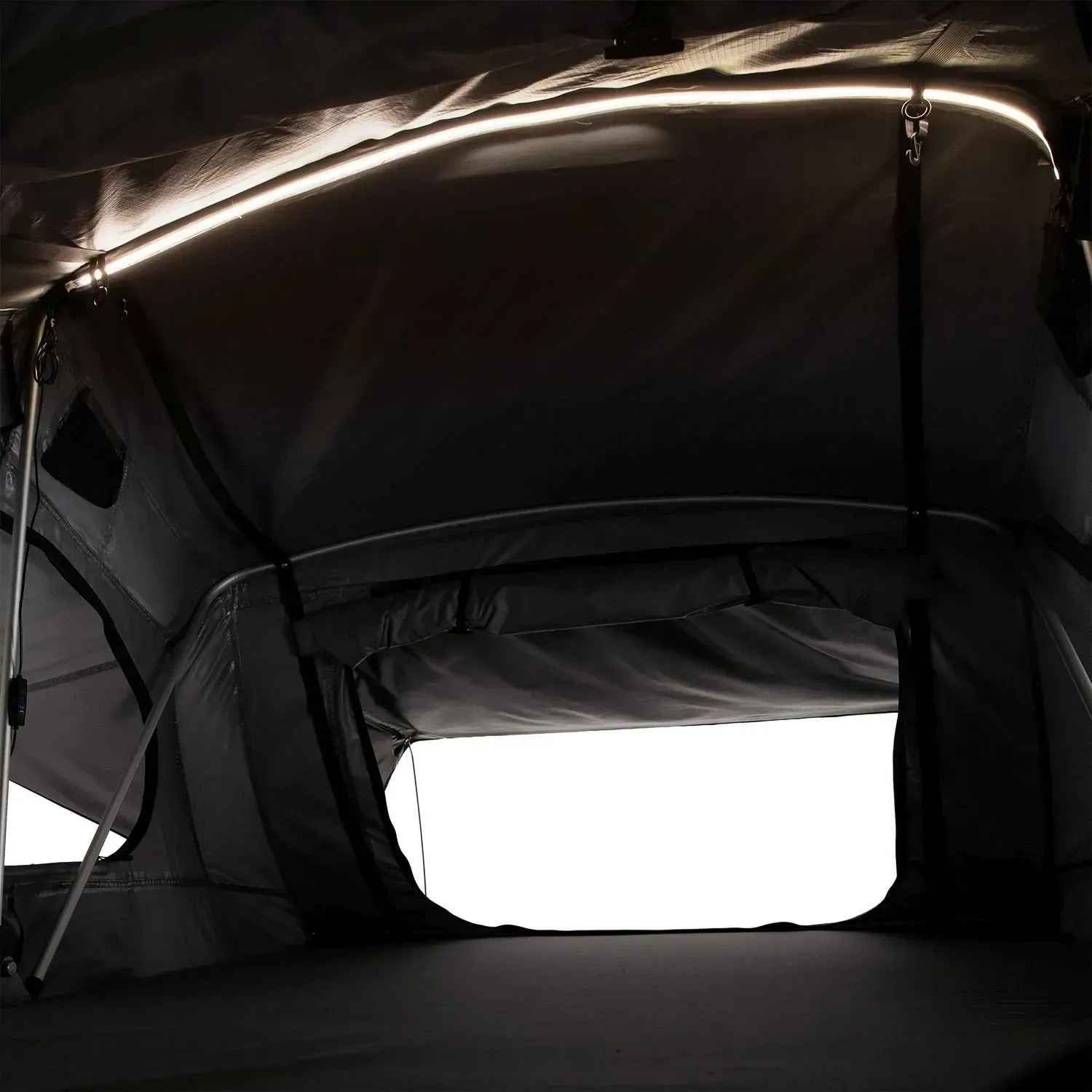 Innenansicht Juskys Autodachzelt Lago 140x240 cm, Campingzelt mit LED-Beleuchtung.