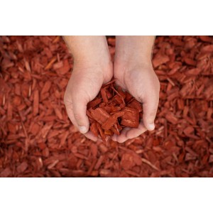 Hände halten roten Bevermann Premium Holzdekor Mulch (50 l).