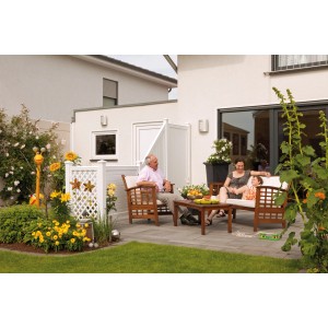 Weißer Sichtschutzzaun Longlife Riva (90x180cm) auf Terrasse mit Familie.