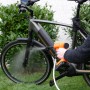 Yard Force Akku-Mitteldruckreiniger LW C02B beim Reinigen eines Fahrrads.