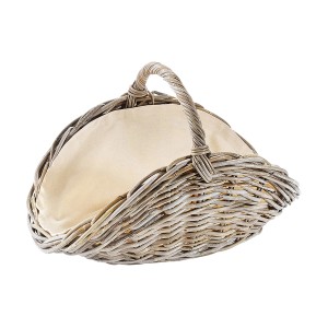 Kaminholzkorb Kubu grey aus Rattan mit Henkel und Leinenbezug.